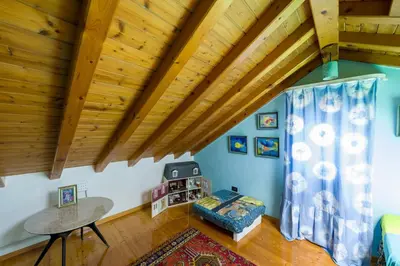 Area soggiorno di Night Galleria holiday home - bed & art in Burano - the pink house