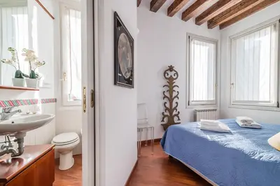 Letto o letti in una camera di 7 WINDOWS ON VENICE by LionHost