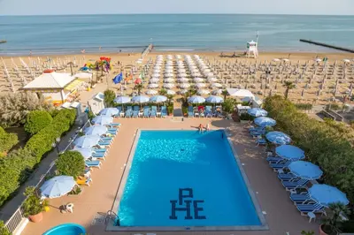 Piscina di Hotel Plaza Esplanade o nelle vicinanze
