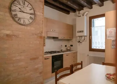 Cucina o angolo cottura di La Gondola - beautiful canal view