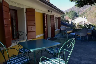 Vista generica sulle montagne o vista sulle montagne dall'interno della casa vacanze