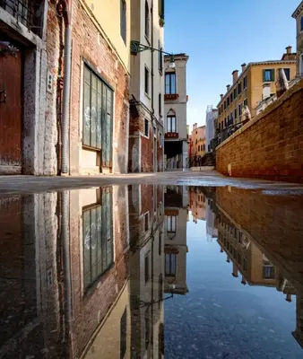 Vista generica su Venezia o vista sulla città dall'interno dell'appartamento