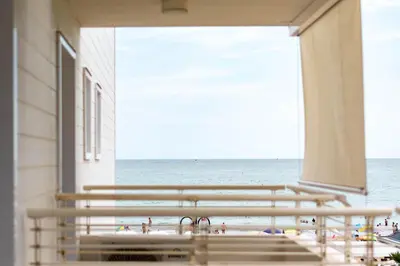 Vista generica sul mare o vista sul mare dall'interno dell'appartamento