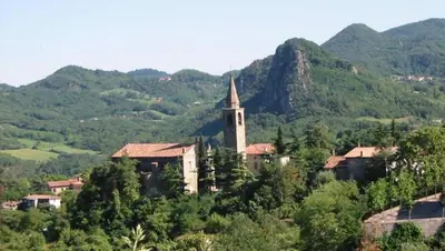 Vista generica sulle montagne o vista sulle montagne dall'interno dell'hotel