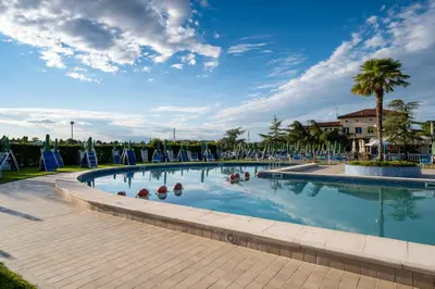 Piscina di Hotel Villa Sara o nelle vicinanze
