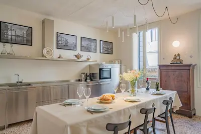 Cucina o angolo cottura di Sartor Apartment with Canal View and Private Court
