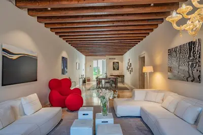 Area soggiorno di Sartor Apartment with Canal View and Private Court