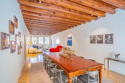 Area soggiorno di Sartor Apartment with Canal View and Private Court