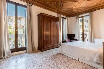 Letto o letti in una camera di Sartor Apartment with Canal View and Private Court