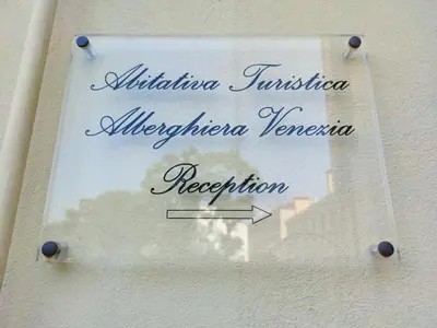 Certificato, attestato, insegna o altro documento esposto da Alberghiera Venezia
