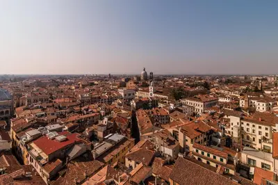Vista generica su Padova o vista sulla città dall'interno dell'appartamento