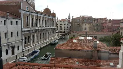 Vista generica su Venezia o vista sulla città dall'interno dell'appartamento