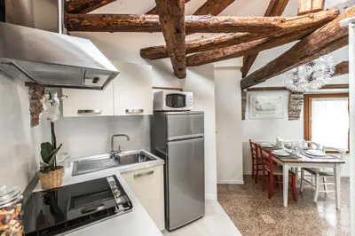 Cucina o angolo cottura di Design District Apartment R&R