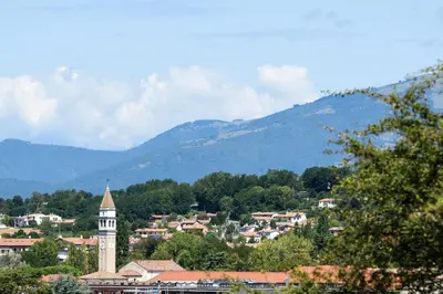 Vista generica sulle montagne o vista sulle montagne dall'interno dell'hotel
