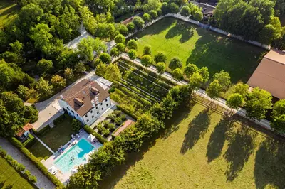 Piscina di Fiori e Frutti Hotel Agriresort Venezia Mestre o nelle vicinanze