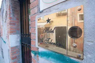 Certificato, attestato, insegna o altro documento esposto da Albergo ai Tolentini