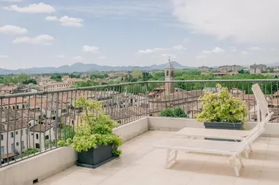 Vista generica sulle montagne o vista sulle montagne dall'interno dell'appartamento