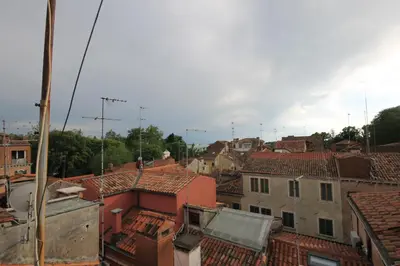 Vista generica su Venezia o vista sulla città dall'interno dell'appartamento