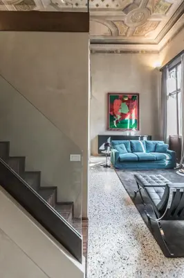 Area soggiorno di Exquisite Pied-à-Terre with Balcony and Canal View