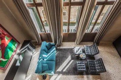 Area soggiorno di Exquisite Pied-à-Terre with Balcony and Canal View