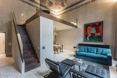 Area soggiorno di Exquisite Pied-à-Terre with Balcony and Canal View