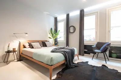 Letto o letti in una camera di OFFICINE CAVOUR Piazza Cavour
