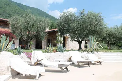 Vista generica sulle montagne o vista sulle montagne dall'interno del bed & breakfast