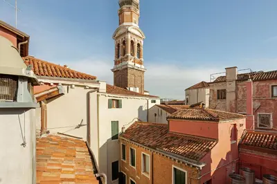 Vista generica su Venezia o vista sulla città dall'interno dell'appartamento