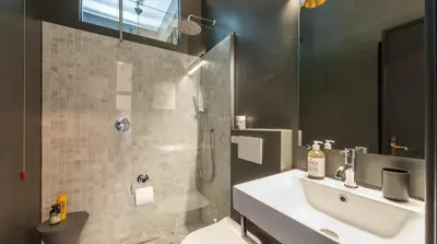 Bagno di Stylish Renovated Apartment In The Heart Of The City