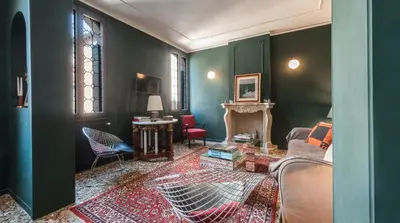 Area soggiorno di Stylish Renovated Apartment In The Heart Of The City