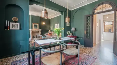 Area soggiorno di Stylish Renovated Apartment In The Heart Of The City