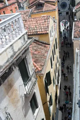 Vista generica su Venezia o vista sulla città dall'interno dell'appartamento
