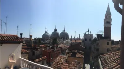 Vista generica su Venezia o vista sulla città dall'interno dell'appartamento