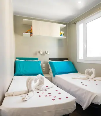 Letto o letti in una camera di Camping Atlanta & Mediterraneo Family Village