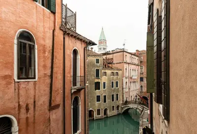 Vista generica su Venezia o vista sulla città dall'interno dell'affittacamere