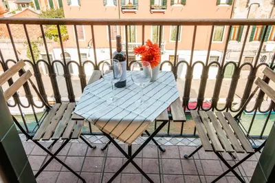 Balcone o terrazza di SUNNY NEST CANAL VIEW IN VENICE CHIC MOVIDA