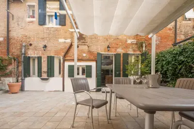 Patio o area all'aperto di Luxury Garden Mansion R&R