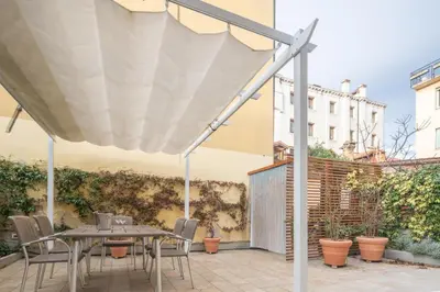 Patio o area all'aperto di Luxury Garden Mansion R&R