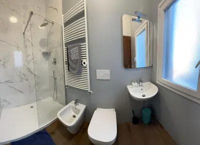 Bagno di TINTORETTO 1 CON TERRAZZA SOPRA IL TETTO, 3 bagni, 3 grandi camere da letto, SUPER NUOVO