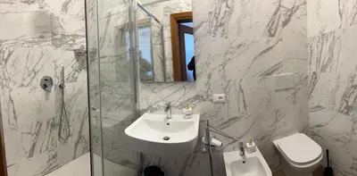 Bagno di TINTORETTO 1 CON TERRAZZA SOPRA IL TETTO, 3 bagni, 3 grandi camere da letto, SUPER NUOVO