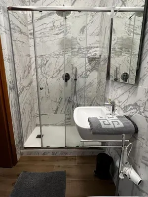 Bagno di TINTORETTO 1 CON TERRAZZA SOPRA IL TETTO, 3 bagni, 3 grandi camere da letto, SUPER NUOVO