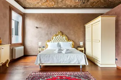 Letto o letti in una camera di Top Venice Apartments and Rooms Ostreghe Bridge