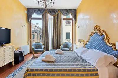 Letto o letti in una camera di Top Venice Apartments and Rooms Ostreghe Bridge