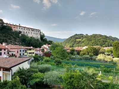 Vista generica sulle montagne o vista sulle montagne dall'interno dell'appartamento