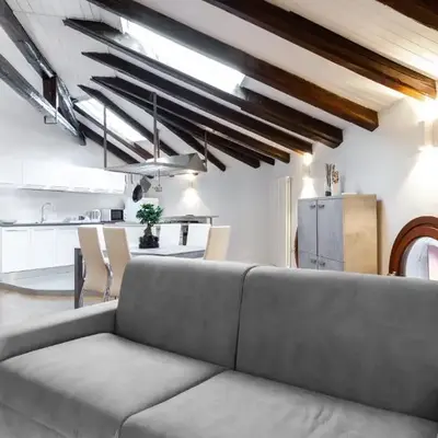 ATTIC FLOOR VENICE APARTMENT