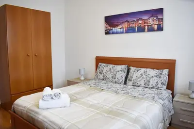 Letto o letti in una camera di Elegant apartment and free car parking - Quite area