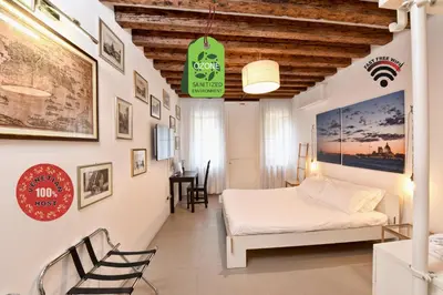 Letto o letti in una camera di Stylish Self-Contained Room & Bath in Castello between Biennale & San Marco