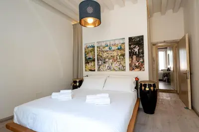 Letto o letti in una camera di Stylish 1BR in Bragora Self-contained Walk to San Marco & Biennale