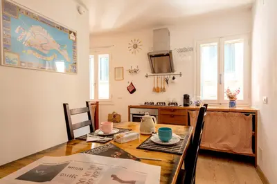 Cucina o angolo cottura di Stylish 1BR in Bragora Self-contained Walk to San Marco & Biennale