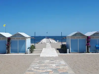 Vista generica sul mare o vista sul mare dall'interno dell'appartamento